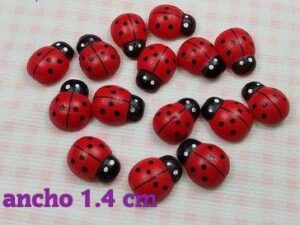 15 MARIQUITAS DE MADERA rojas